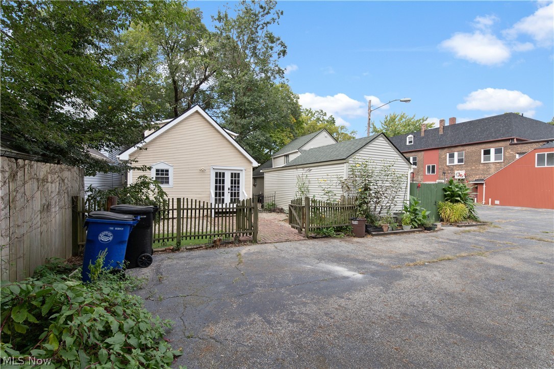 2581 W 11th Street Cleveland OH 44113