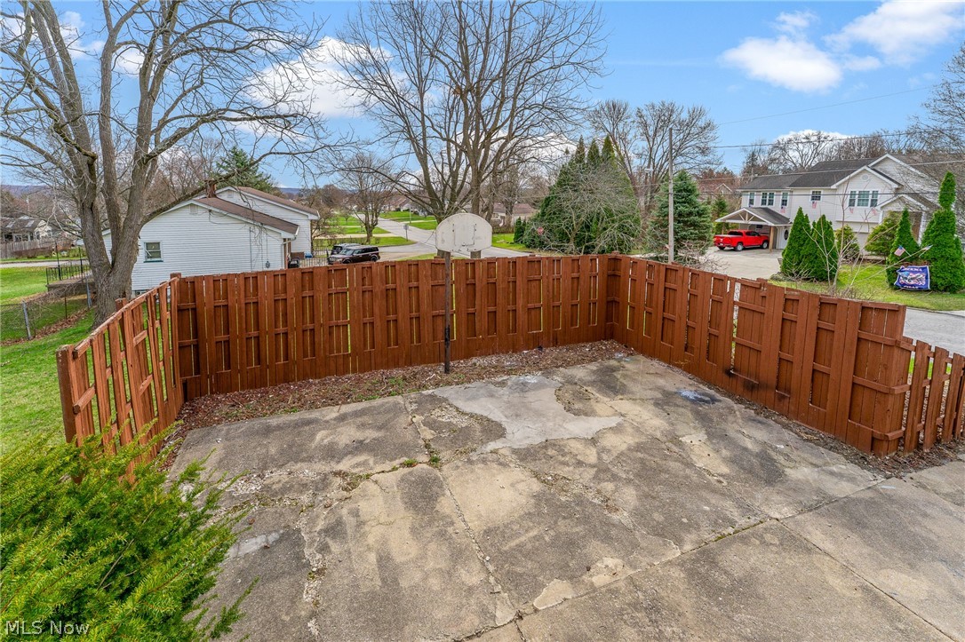 563 Geneva Avenue Struthers OH 44471