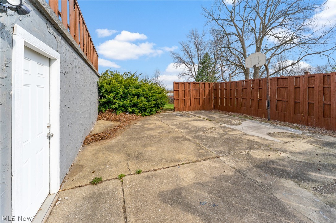 563 Geneva Avenue Struthers OH 44471