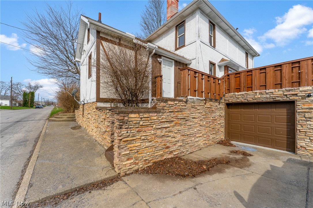 563 Geneva Avenue Struthers OH 44471