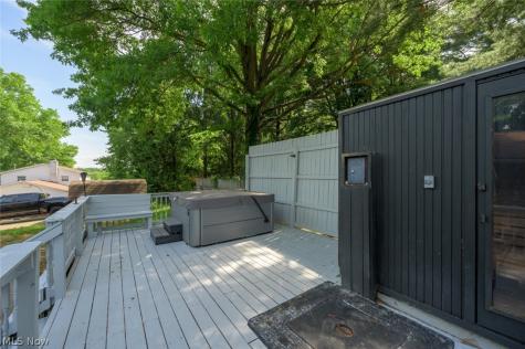 8560 Glennridge Avenue NW Clinton OH 44216