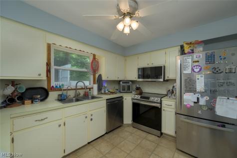 8560 Glennridge Avenue NW Clinton OH 44216