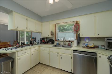 8560 Glennridge Avenue NW Clinton OH 44216