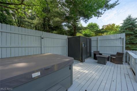 8560 Glennridge Avenue NW Clinton OH 44216