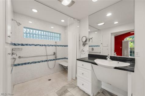 1385 Queen Annes Gate Westlake OH 44145