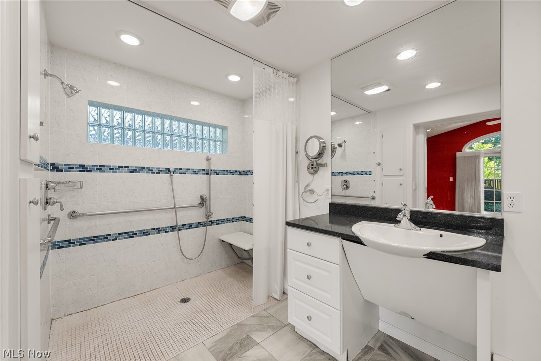 1385 Queen Annes Gate Westlake OH 44145