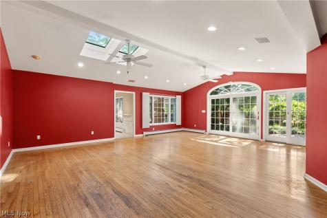 1385 Queen Annes Gate Westlake OH 44145