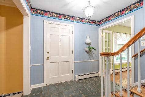 1385 Queen Annes Gate Westlake OH 44145