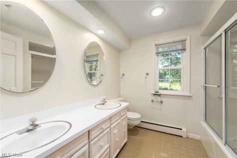 1385 Queen Annes Gate Westlake OH 44145