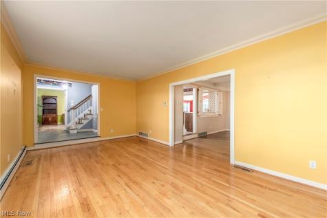 1385 Queen Annes Gate Westlake OH 44145