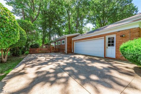 1385 Queen Annes Gate Westlake OH 44145