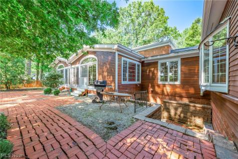 1385 Queen Annes Gate Westlake OH 44145