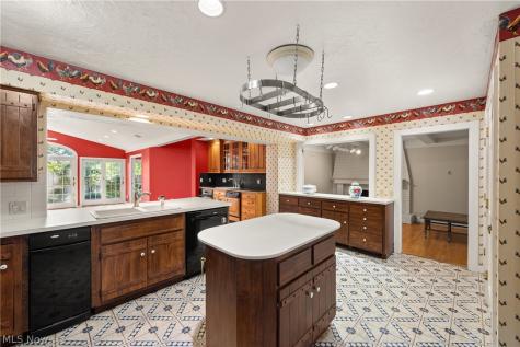 1385 Queen Annes Gate Westlake OH 44145