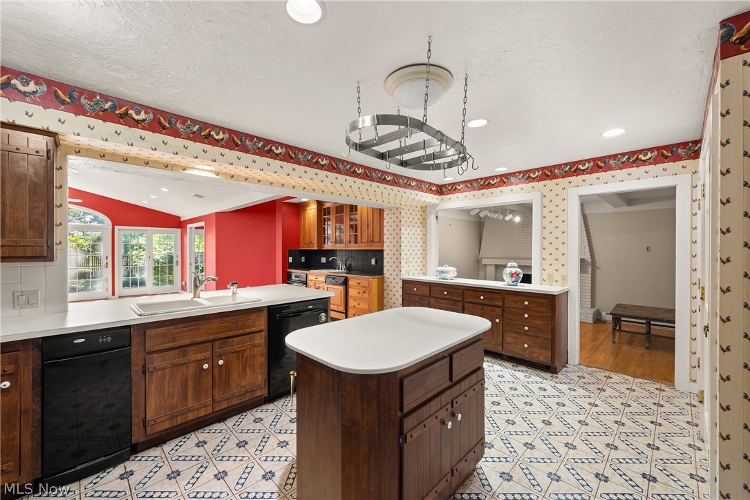 1385 Queen Annes Gate Westlake OH 44145
