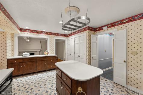 1385 Queen Annes Gate Westlake OH 44145