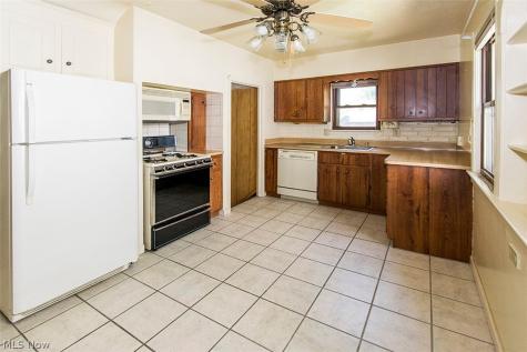 16305 Elsienna Avenue Cleveland OH 44135