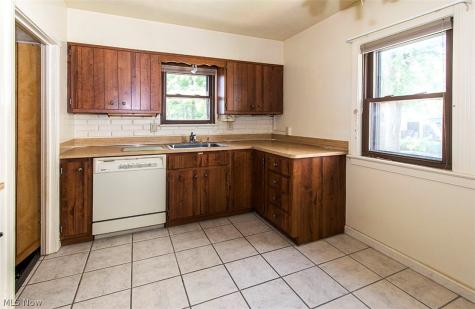 16305 Elsienna Avenue Cleveland OH 44135