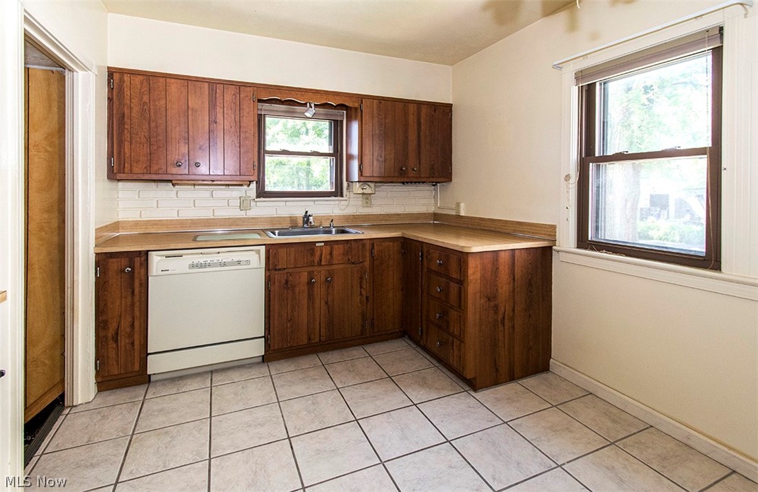 16305 Elsienna Avenue Cleveland OH 44135