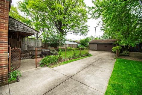 16305 Elsienna Avenue Cleveland OH 44135