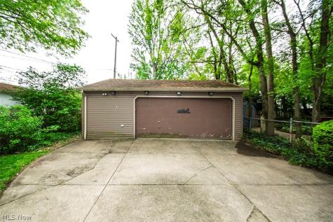 16305 Elsienna Avenue Cleveland OH 44135