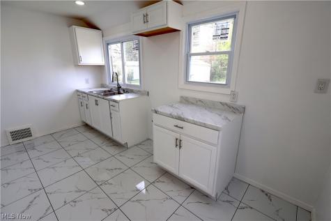16405 Glendale Avenue Cleveland OH 44128