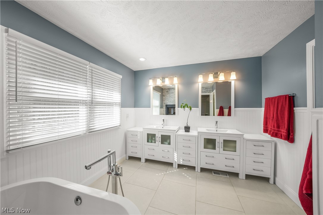 11779 Derbyshire Lane Chagrin Falls OH 44023