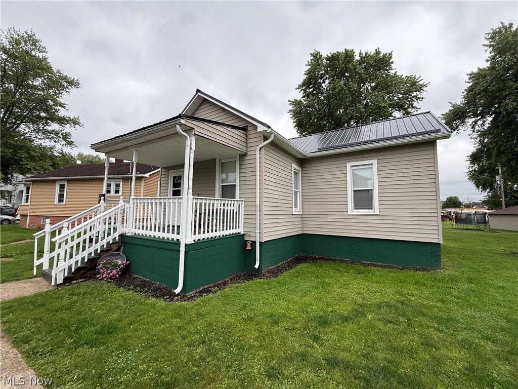 208 W 1st Street Uhrichsville OH 44683