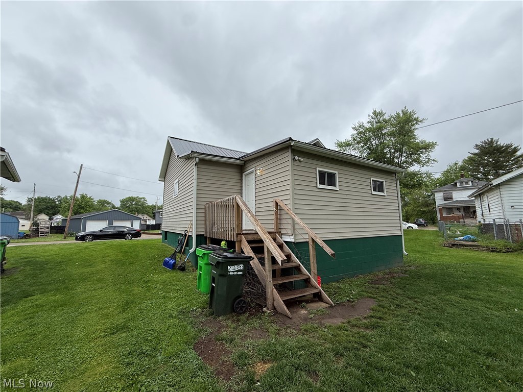 208 W 1st Street Uhrichsville OH 44683