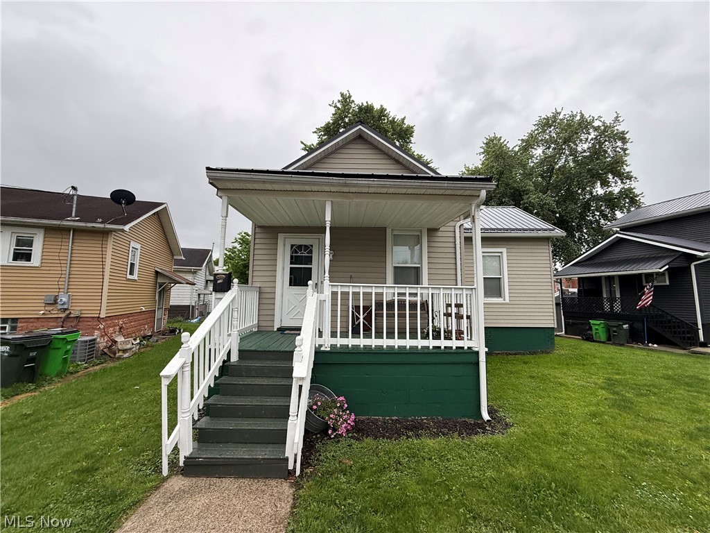 208 W 1st Street Uhrichsville OH 44683