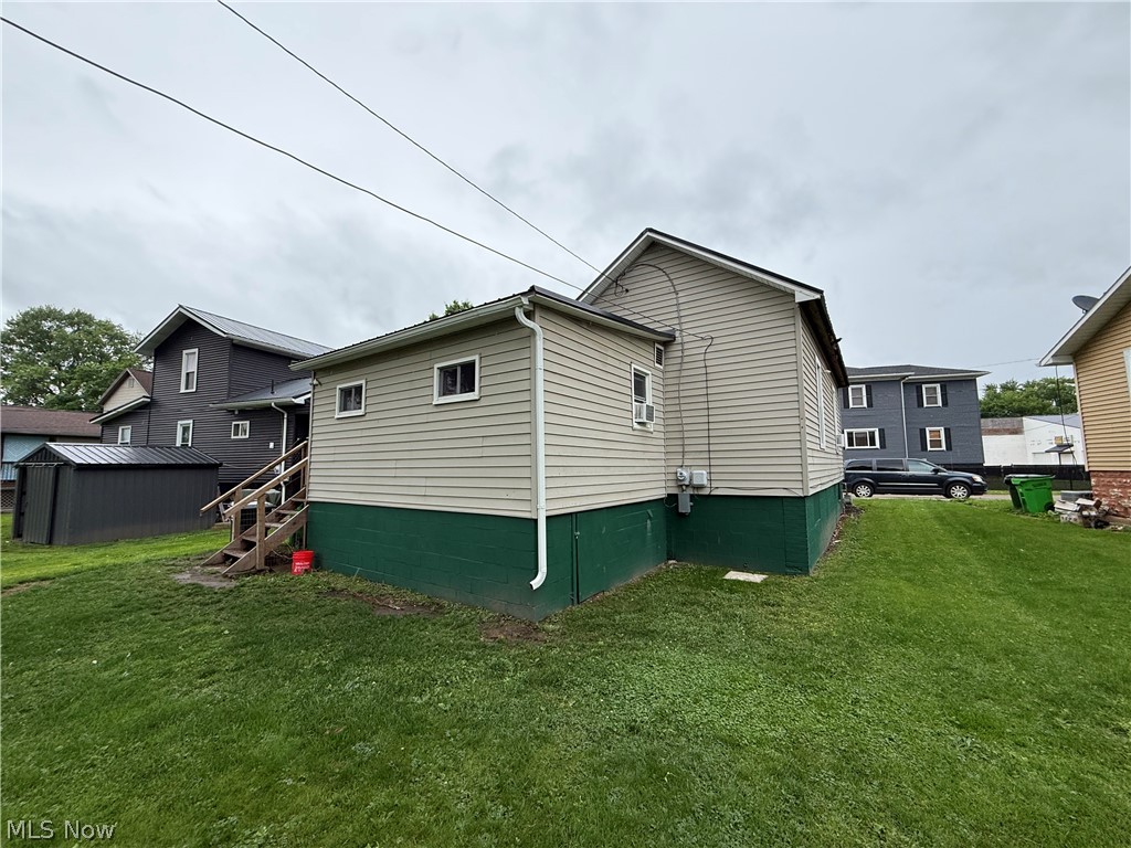 208 W 1st Street Uhrichsville OH 44683