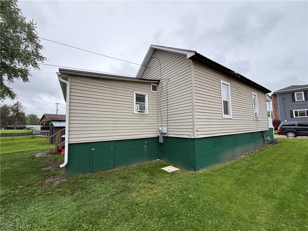 208 W 1st Street Uhrichsville OH 44683