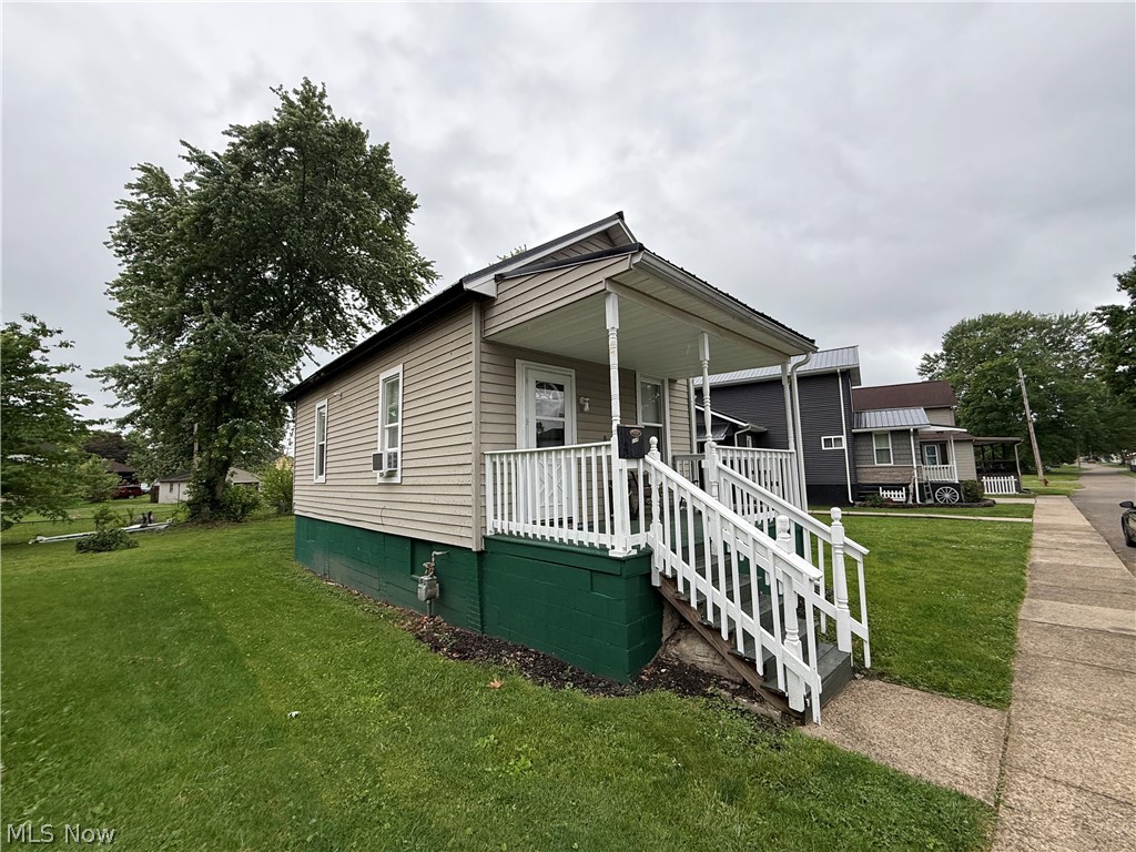 208 W 1st Street Uhrichsville OH 44683
