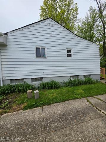 1925 Ridgehill Road Cleveland OH 44121