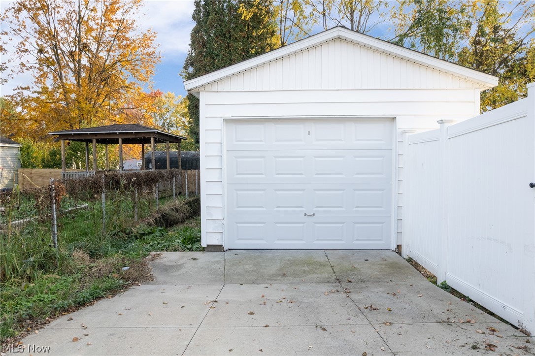1098 Carnegie Avenue Akron OH 44314