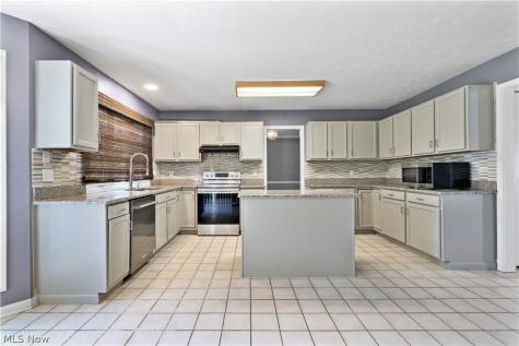 16993 Walnut Creek Drive Strongsville OH 44149