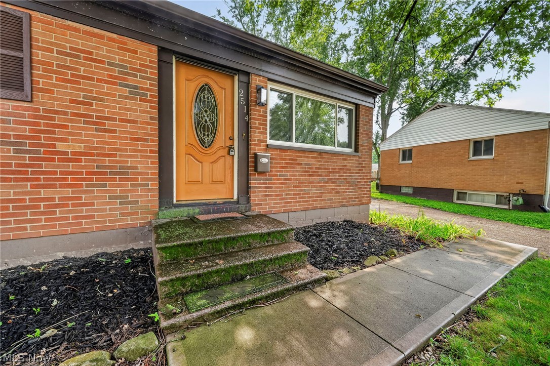 2514 Regentview Street NE Canton OH 44705