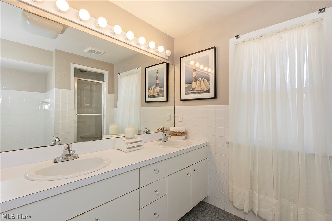 3843 Claridge Oval University Heights OH 44118