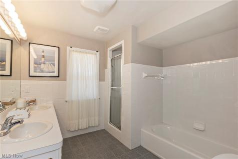 3843 Claridge Oval University Heights OH 44118