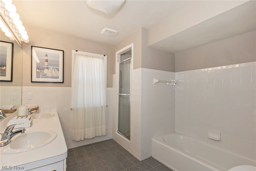 3843 Claridge Oval University Heights OH 44118