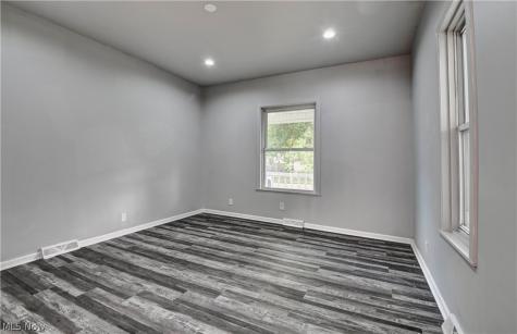325 W Maryland Avenue Sebring OH 44672