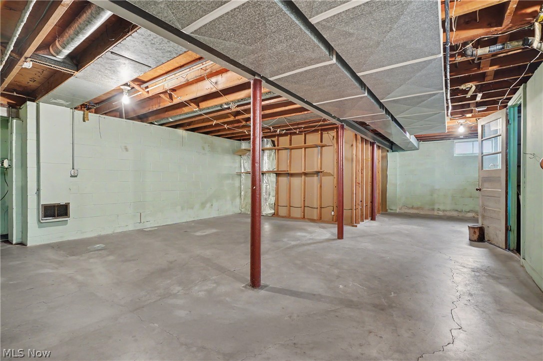 1974 Silver Fox Lane NE Warren OH 44484