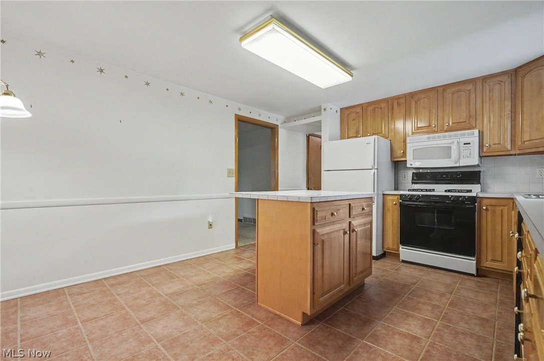1974 Silver Fox Lane NE Warren OH 44484