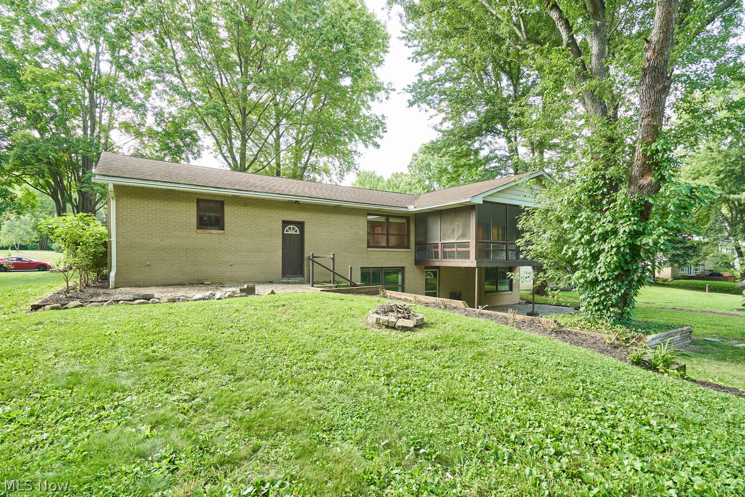 1097 Oak Tree Road Akron OH 44320