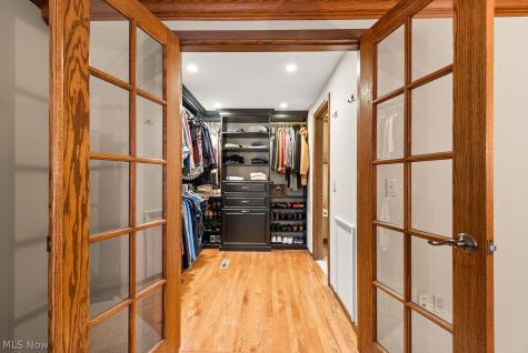 29205 Wolf Road Bay Village OH 44140