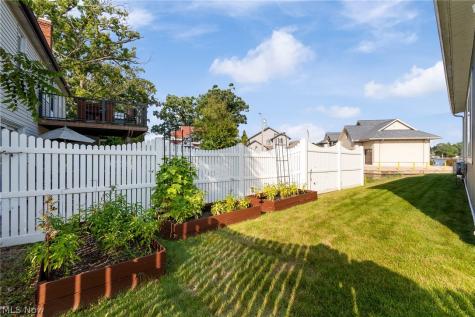 211 Oak Grove Drive Akron OH 44319