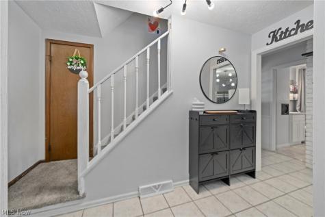 2382 Penny Lane Youngstown OH 44515