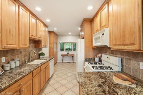 881 Gaylord Grove Road Cuyahoga Falls OH 44221