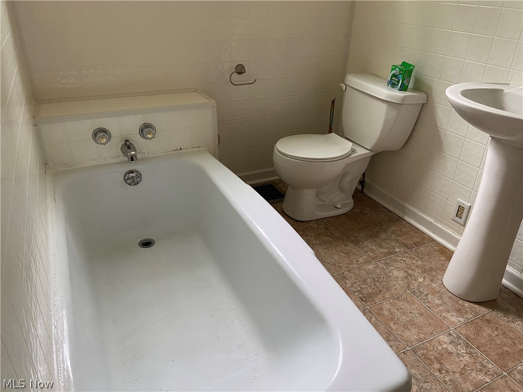 528 S River Street Newcomerstown OH 43832