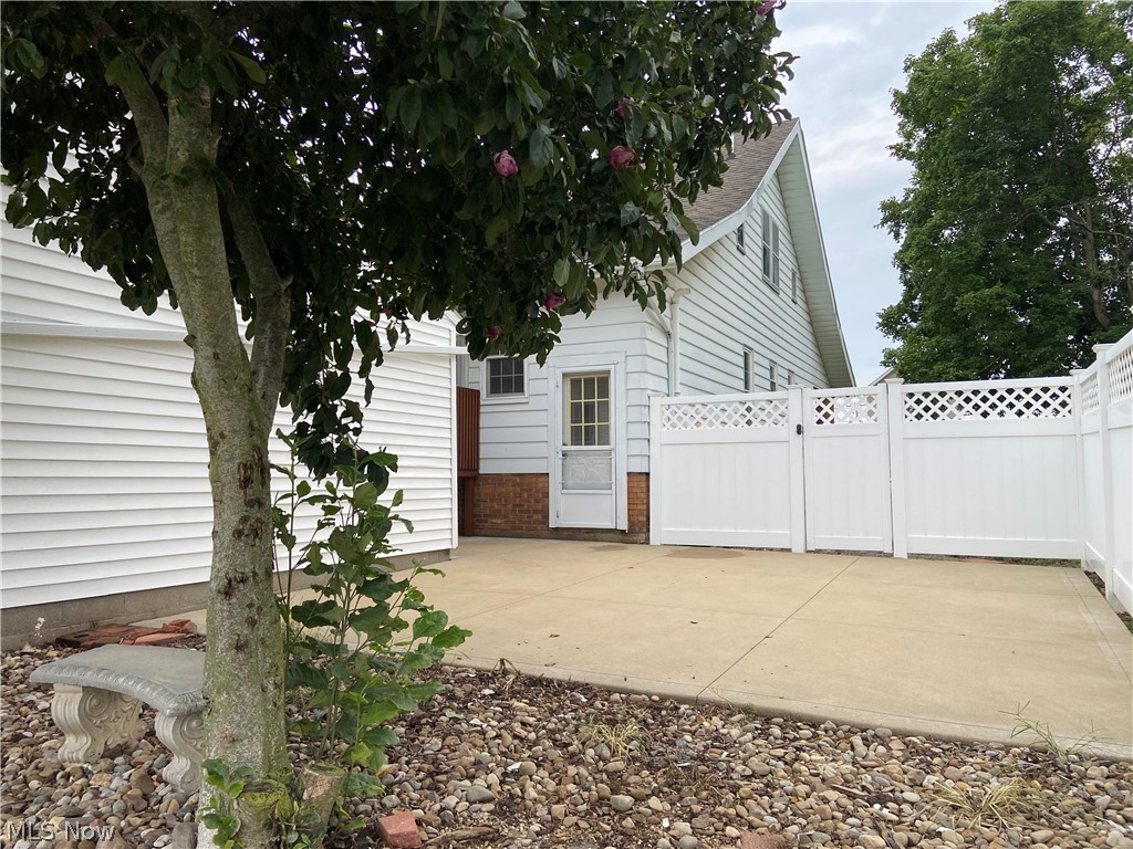528 S River Street Newcomerstown OH 43832