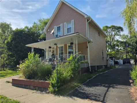 8817 Blaine Avenue Cleveland OH 44106